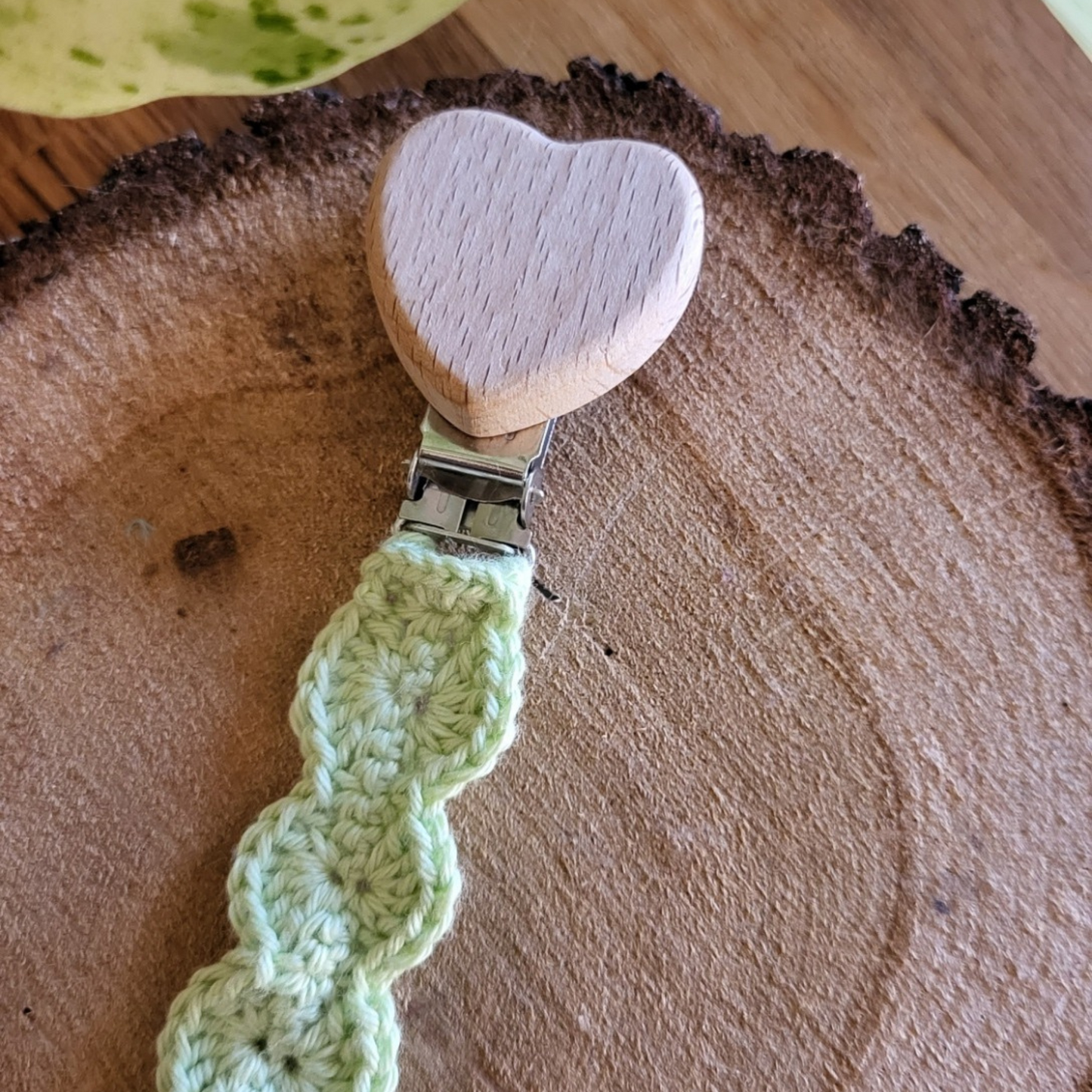 ZOE - Attache tétine crochet "Cœur - Vert anis"